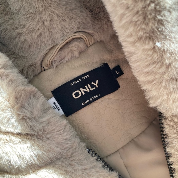 ONLY - faux fur zip up vest. - Picture 4 of 4